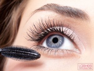 putting-mascara-on-eyelash-extensions
